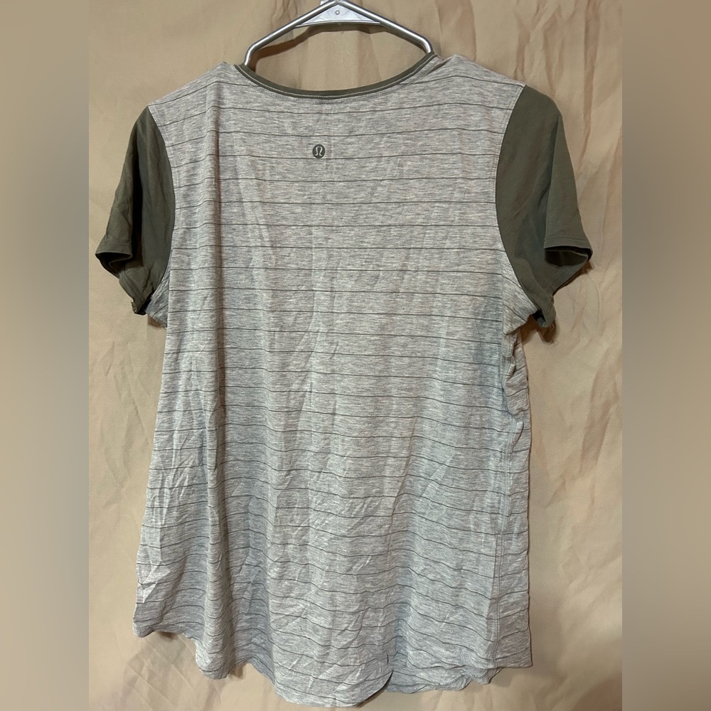 lululemon athletica Gray and Olive Short Sleeve Tee - Picture 3 of 3